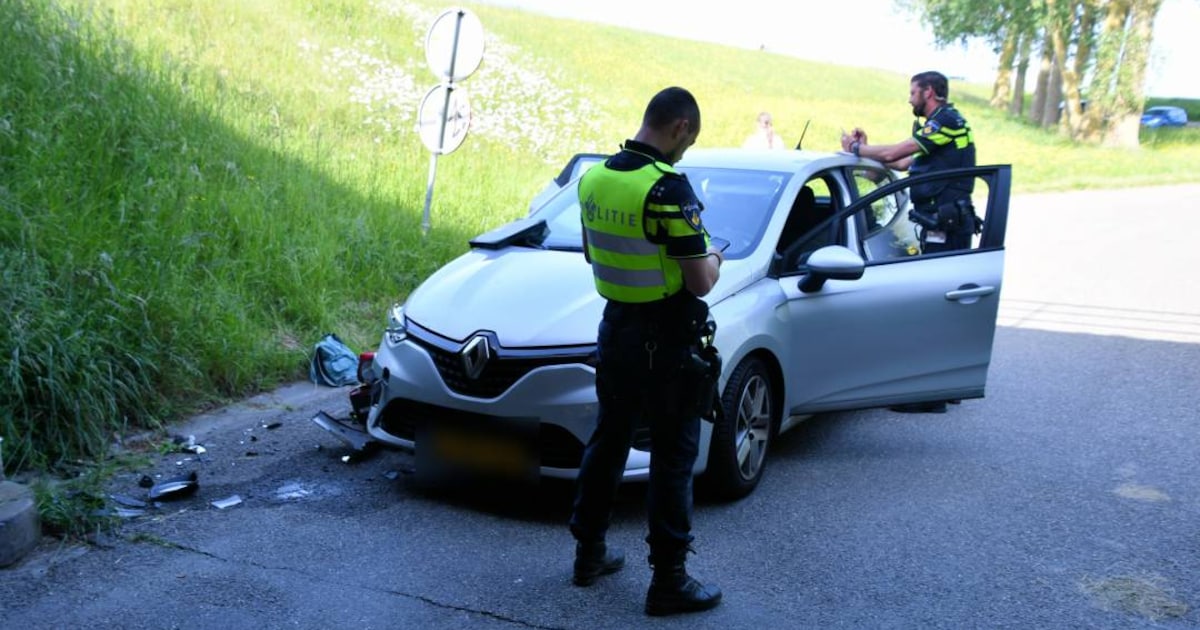 Toerist botst met auto tegen tunnel in Kats