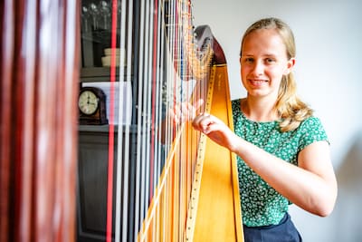 Joline (24) raakte als jong meisje betoverd door de harp: ‘Harpisten spelen met veel toewijding’