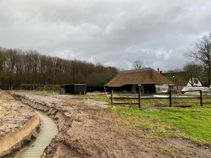Wie graaft zomaar een sloot van 70 meter op andermans grond? ‘Dat doe ...