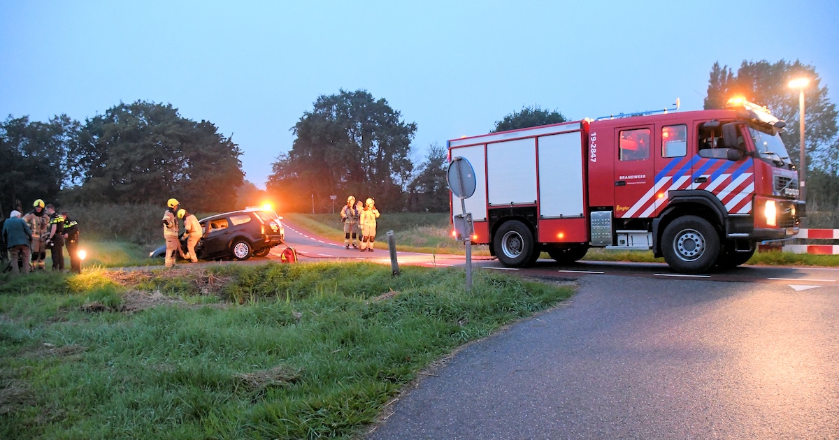 Automobilist mist oprit en belandt in sloot bij Burgh-Haamstede