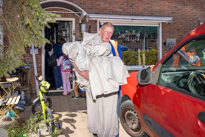 ‘Plundering’ in Oud-Vossemeer, maar politie grijpt niet in: buren slepen tegels, deuren en luxaflex uit sloophuizen