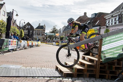 Kleine pelotons, grote durf: jonge renners vliegen door het centrum van Steenbergen