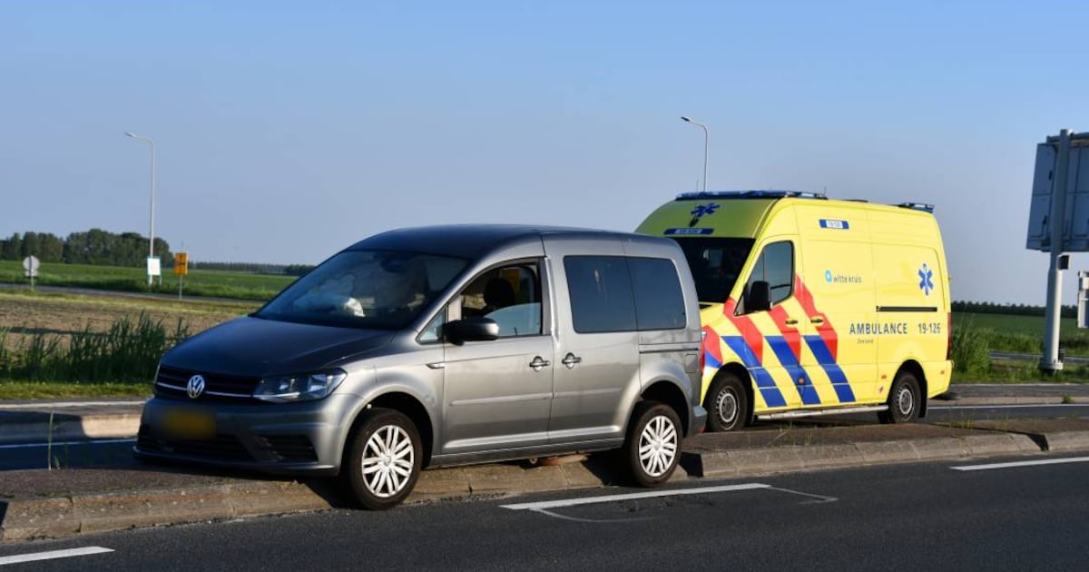Rolstoelbusje strandt op wegafscheiding bij Kats