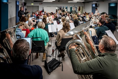 Dennis van Tilborg en Letty Demmers op de bok bij nieuwe Bergse ‘Maestro’ in De Maagd