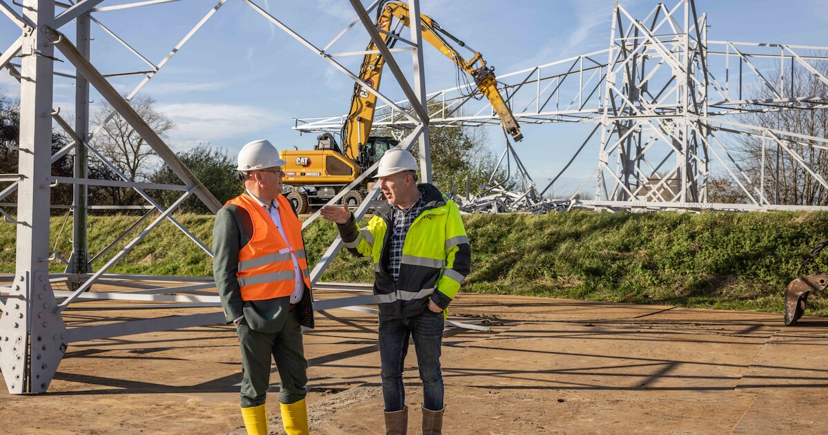 André drinkt er een glas champagne op: de laatste masten zijn weg