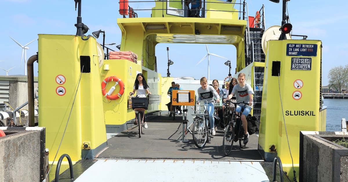 Pontje vaart tijdens stremming van brug bij Sluiskil