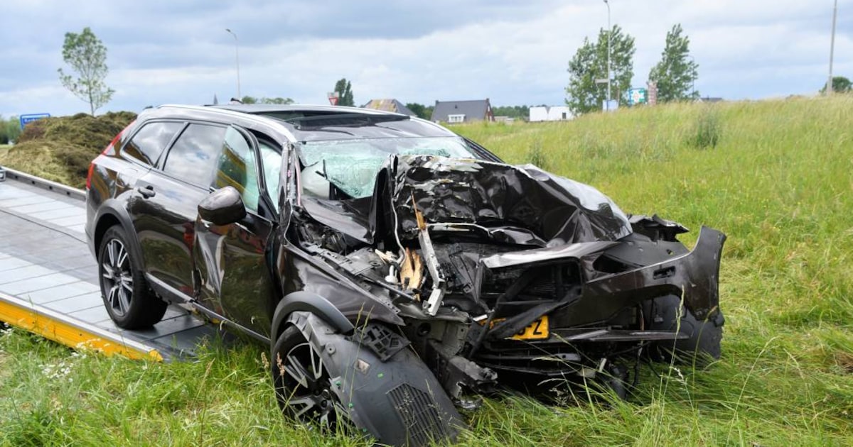 Auto crasht tegen boom in Kortgene