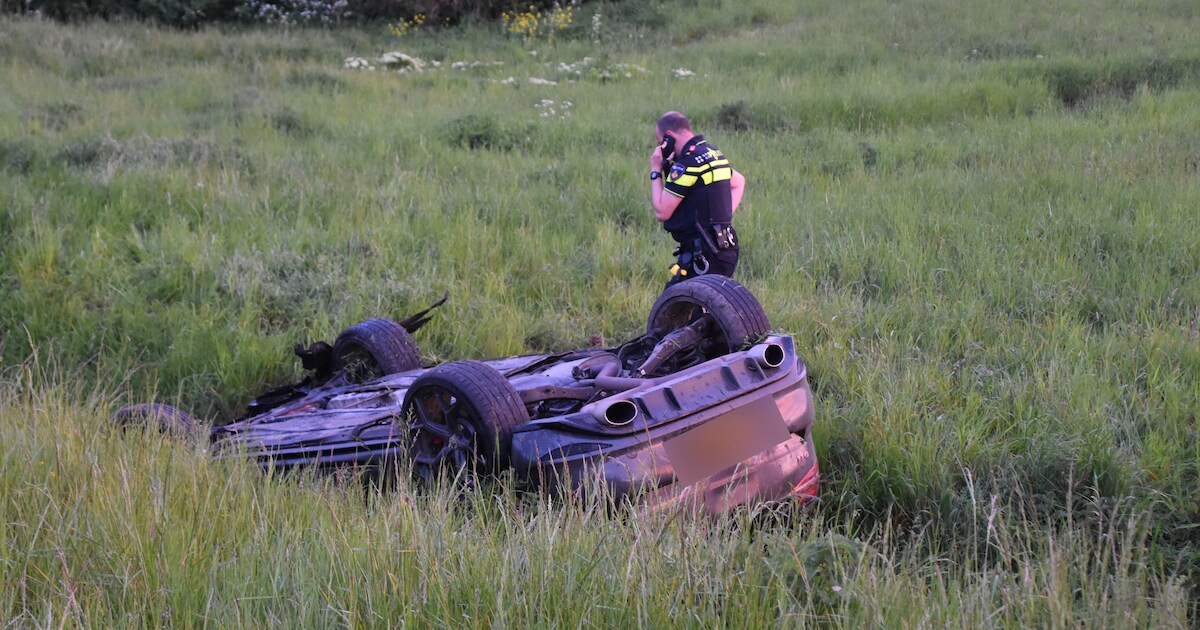Auto ondersteboven in sloot langs Maeslantkeringweg in Hoek van Holland