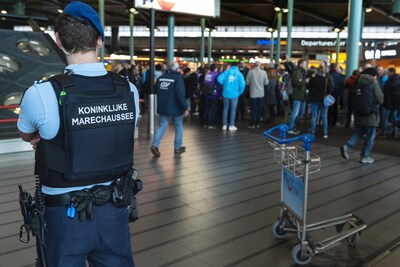 Serviër die voor 1,4 miljoen dollar aan horloges had gestolen opgepakt op Schiphol
