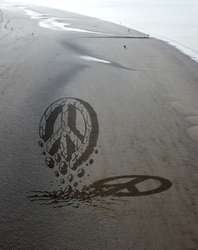 Anonieme eilanders harken weer een enorme tekening in het zand bij Westenschouwen: 'Onze vrede lijkt af te brokkelen'