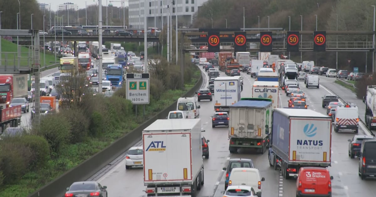 Drie kwartier file op Antwerpse Ring richting Nederland vanaf Antwerpen-West: rijstrook versperd ter