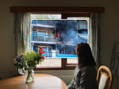 Bianca (36) ziet flat in lichterlaaie en denkt aan haar dochters: ‘Dit had geen twee uur eerder moeten gebeuren’