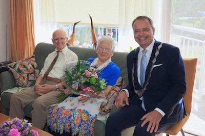 Jan (93) en Mientje (90) uit Brouwershaven vieren hun diamanten huwelijk: eerste kus onder een boom