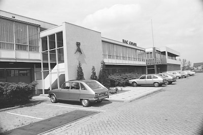 Twee versleten Renaults van Bac Color