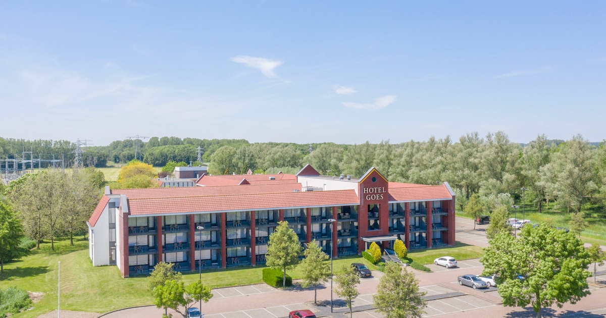 Geen minibar, maar stapelbedden in hotelkamers voor asielzoekers: ‘Geloof me, daar wil je niet te la