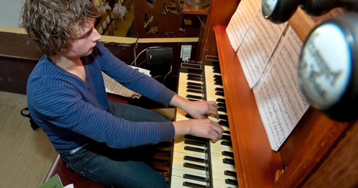 Adriaan Kesteloo uit Kerkwerve bespeelt orgel en het mengpaneel
