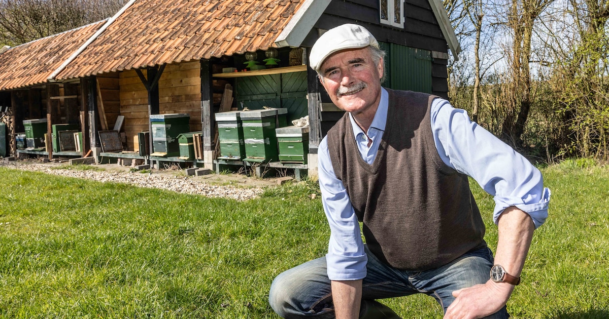 Honderden imkers leerde hij het ambacht, nu draagt Bas het stokje over