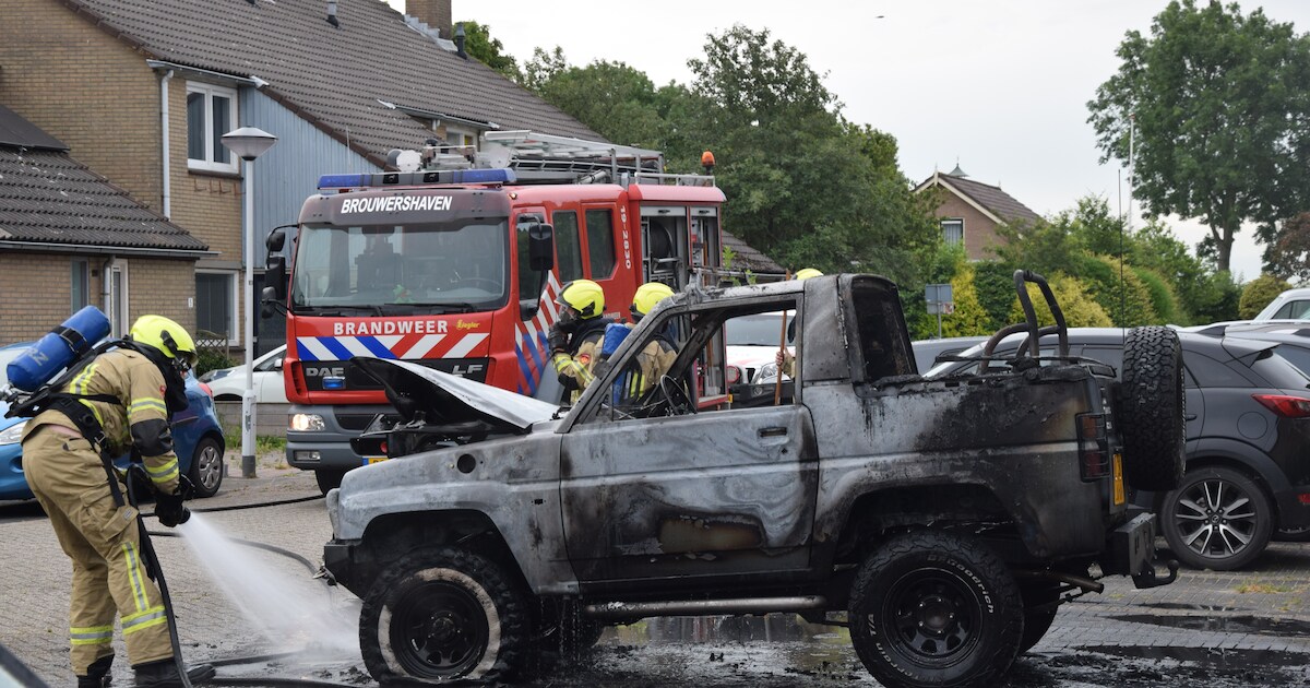 Auto volledig uitgebrand in Brouwershaven, politie doet onderzoek naar de oorzaak