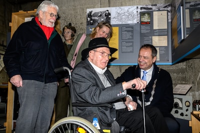 De man die Zierikzee weer in contact bracht met de buitenwe­reld: Peter Hossfeld viert 100ste verjaardag in Watersnood­mu­se­um