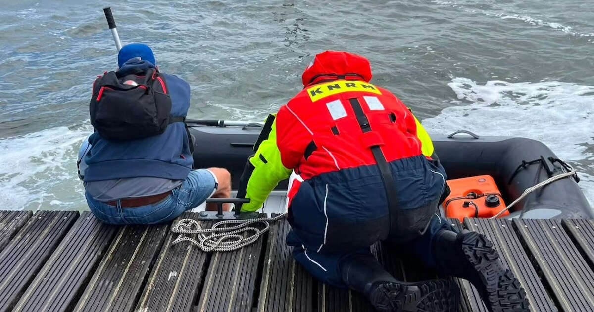 Opkomende golven verrassen gezin in rubberboot op het Grevelingenmeer, KNRM schiet te hulp