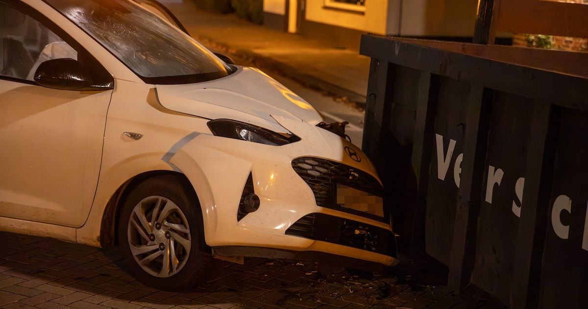 Automobilist naar het ziekenhuis na botsing met afvalcontainer in Zegge