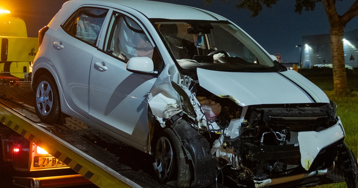 Forse schade nadat auto tegen boom knalt op James Wattweg in Vlaardingen