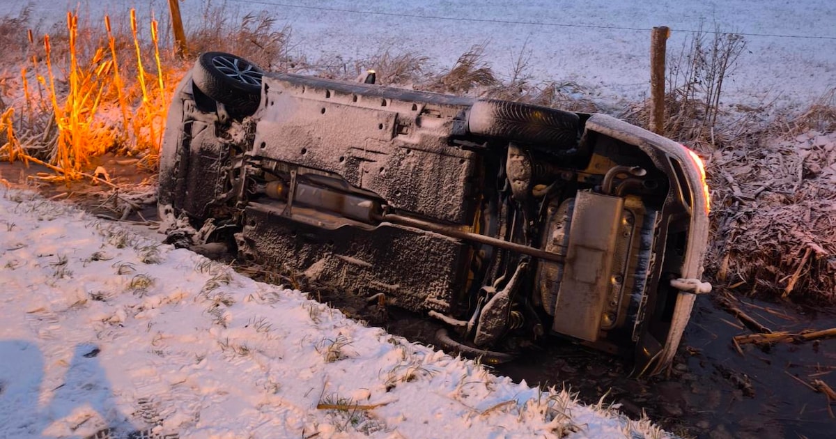 Wagen belandt in gracht bij crash op spekglad wegdek in Brugge: “Inzittenden kwamen met schrik vrij”