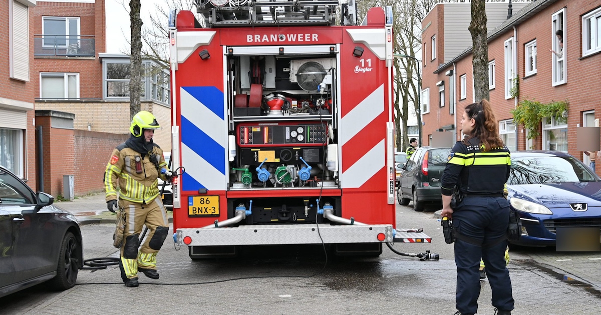 Brand in tuin van gebouw in Breda snel onder controle