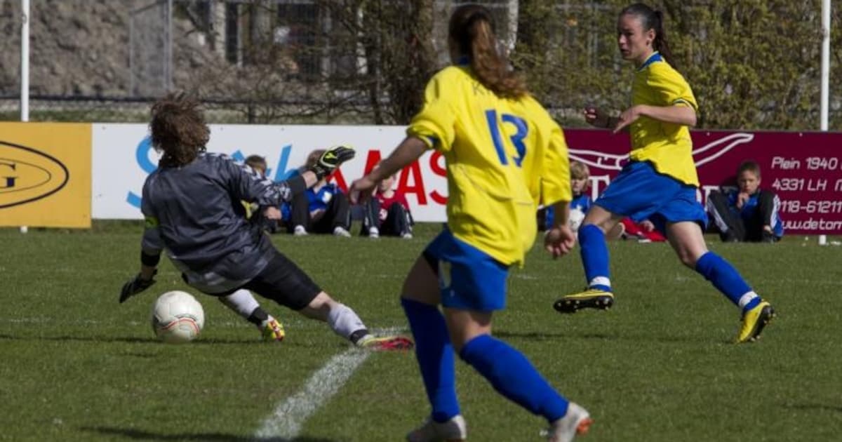 Annelien van Hecke schiet Oostkapelle naar de zege