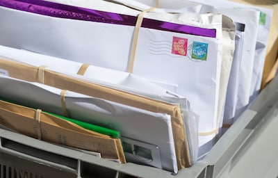 Bedrijf stopt salaris van zieke werknemer die brieven negeert, maar dat blijkt juist schuld van zijn baas