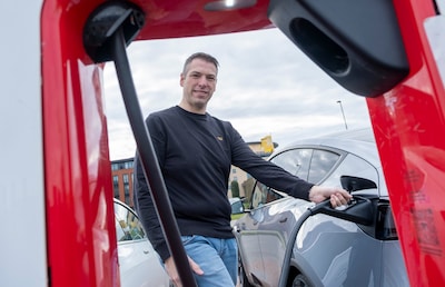 Tanken is duurder dan ooit, Remy: ‘Mijn Tesla rijdt momenteel voordeliger dan de Twingo van mijn vri