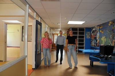 Eline, Marit en meester Joop halen herinneringen op in te slopen basisschool: ‘Groot deel van mijn leven hier rondgelopen’