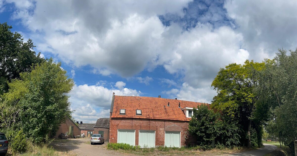 Zwaarbewapend arrestatieteam valt boerderijwoning in Rijsbergen binnen: wapens en drugs gevonden, ma