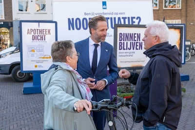 Hugo de Jonge op de Markt in Middelburg over nieuwe crisiscampagne: ‘De overheid kan het niet alleen’
