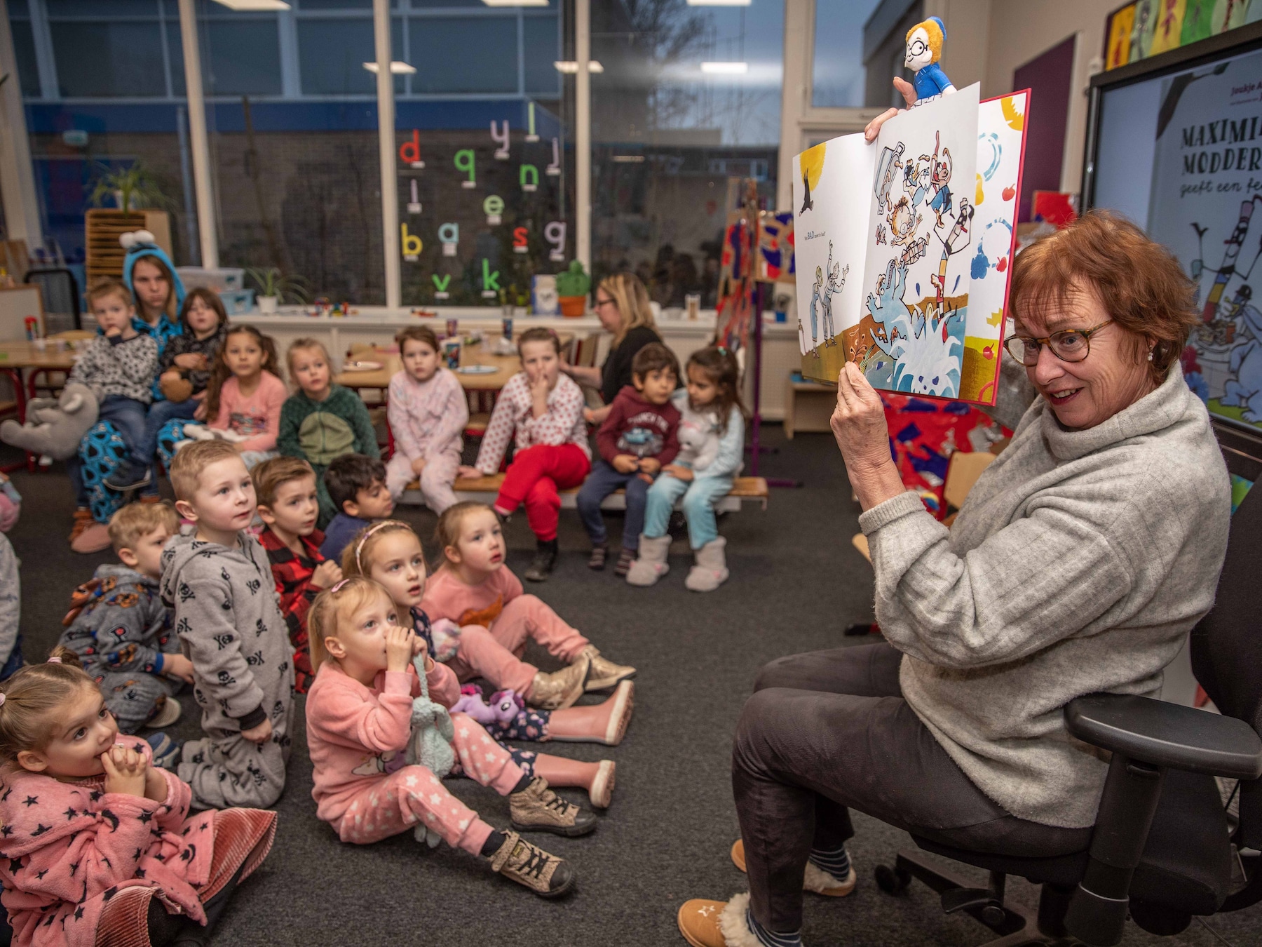 Kinderen Kohnstammschool Goes genieten bij het voorleesontbijt van Maximiliaan Modderman