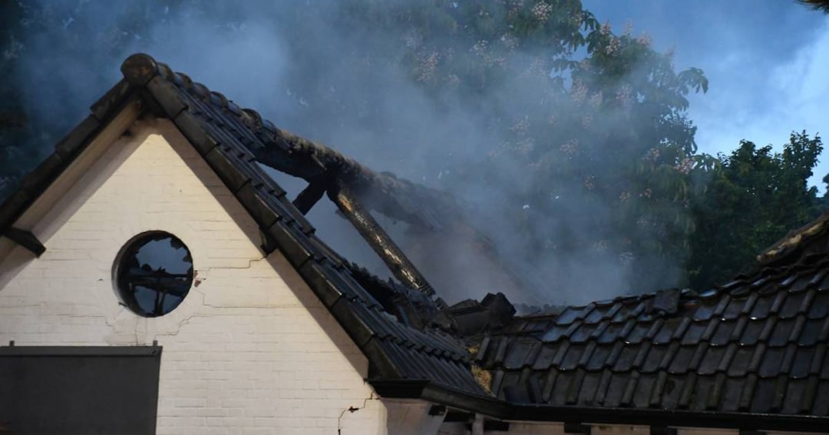 Vlammen slaan uit dak van garage in Cadzand-Bad