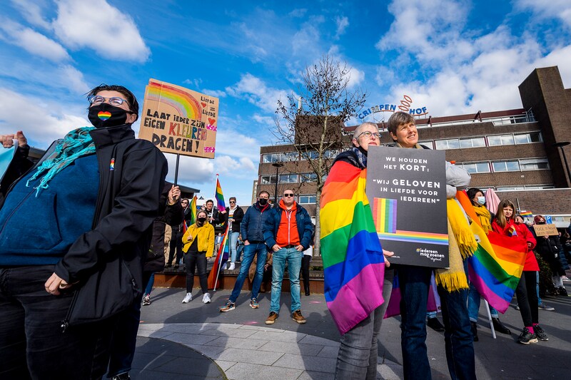 Honderden demonstranten kwamen begin maart in Krimpen bijeen. Ze protesteerden tegen homohaat.