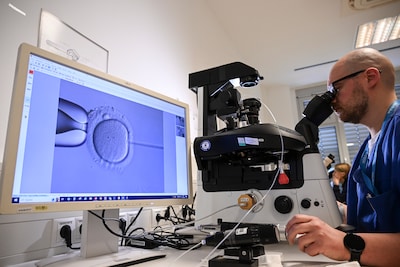 ‘Oudste baby ter wereld’ geboren uit embryo dat meer dan 30 jaar geleden werd ingevroren