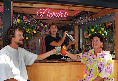 Schouwen heeft een cocktailbar tussen de pannenkoeken: „Onze mocktail Norah’s Special glinstert zelfs”