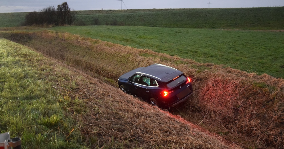 Automobilist rijdt sloot in na bocht in Zierikzee