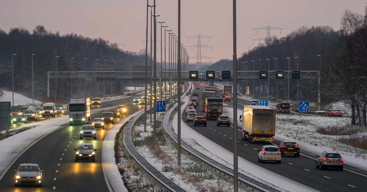 Sneeuwpret of ellende? Scholen zijn vrij, maar files in Zeeland lopen op en treinverkeer wordt weer 