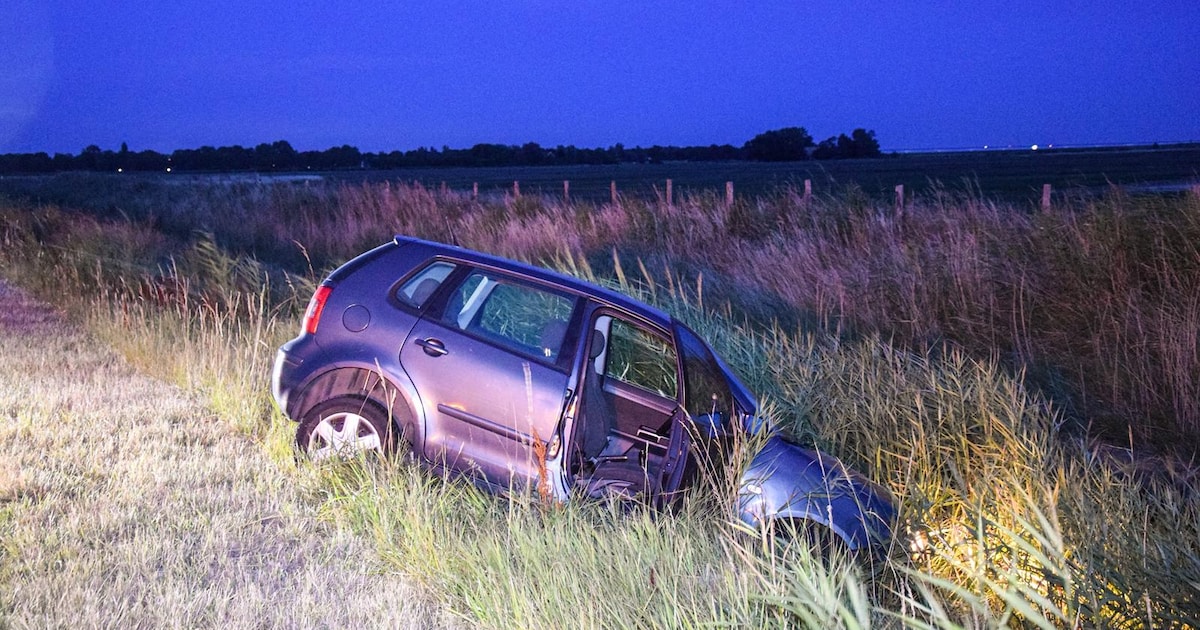 Auto belandt bijna in sloot langs de N59 bij Zierikzee