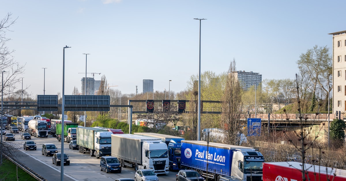 Ladingverlies op Ring in Deurne: twee rijstroken versperd richting Nederland