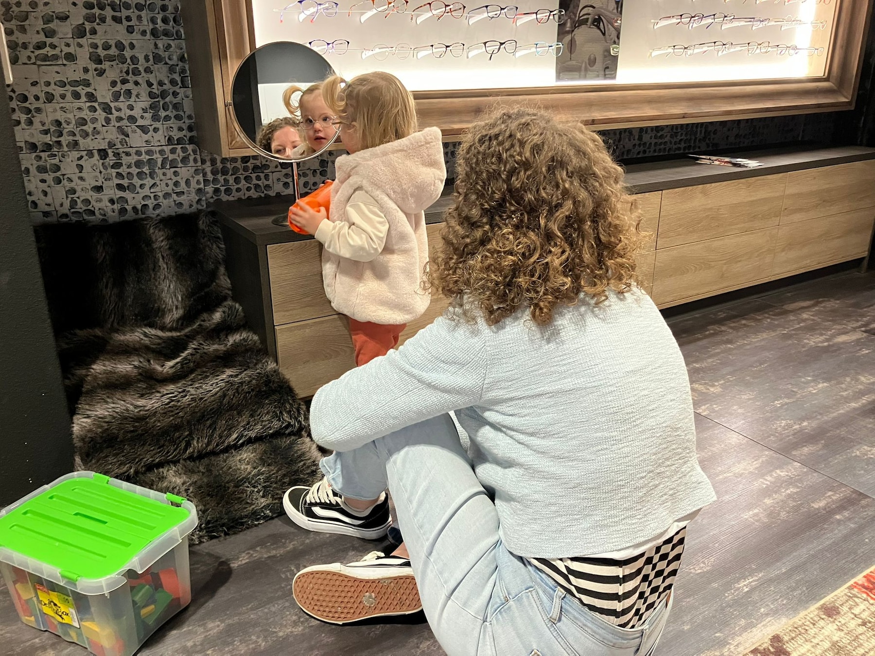 Hoofdpijn, moeite met schrijven of onhandig bij gym: kinderen steeds vaker bijziend door schermtijd, ‘Bril moet in basispakket’