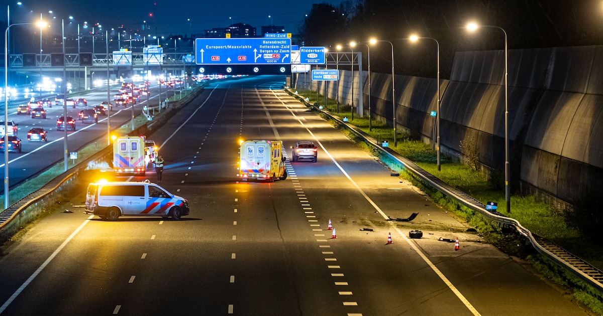 Gewonde en veel schade bij eenzijdig ongeval op de A15 bij Ridderkerk, weg richting Rotterdam dicht