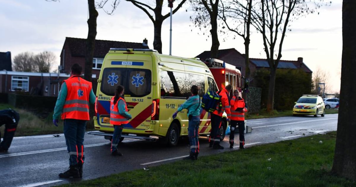 Ernstig ongeluk in Hengstdijk: auto botst tegen boom, twee inzittenden gewond