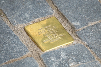 Mysterie: wat zijn deze messing steentjes in de binnenstad?