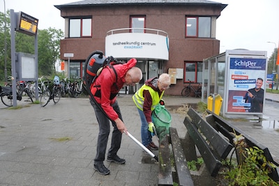 Met de peukenstofzuiger kun je snel en zonder knijpen peuken weghalen: ‘Ik ben er erg blij mee’