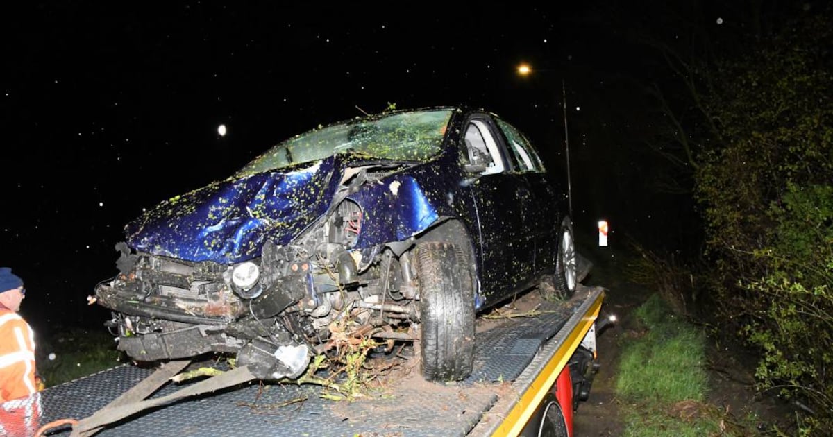 Auto rijdt van Molendijk in Yerseke af