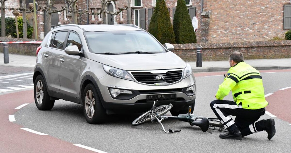 Fietser gewond naar ziekenhuis na aanrijding in Sint Jansteen